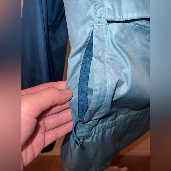 The North Face Windbreaker - Picture 5 of 9